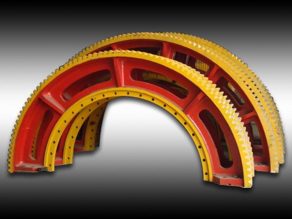 為水泥龍頭企業(yè)--鵬飛集團生產的大齒輪